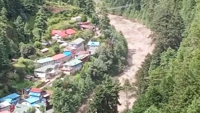  हिमपोखरी फुटेर आएको बाढीले २ वटा घर र एउटा होटल बगायो 